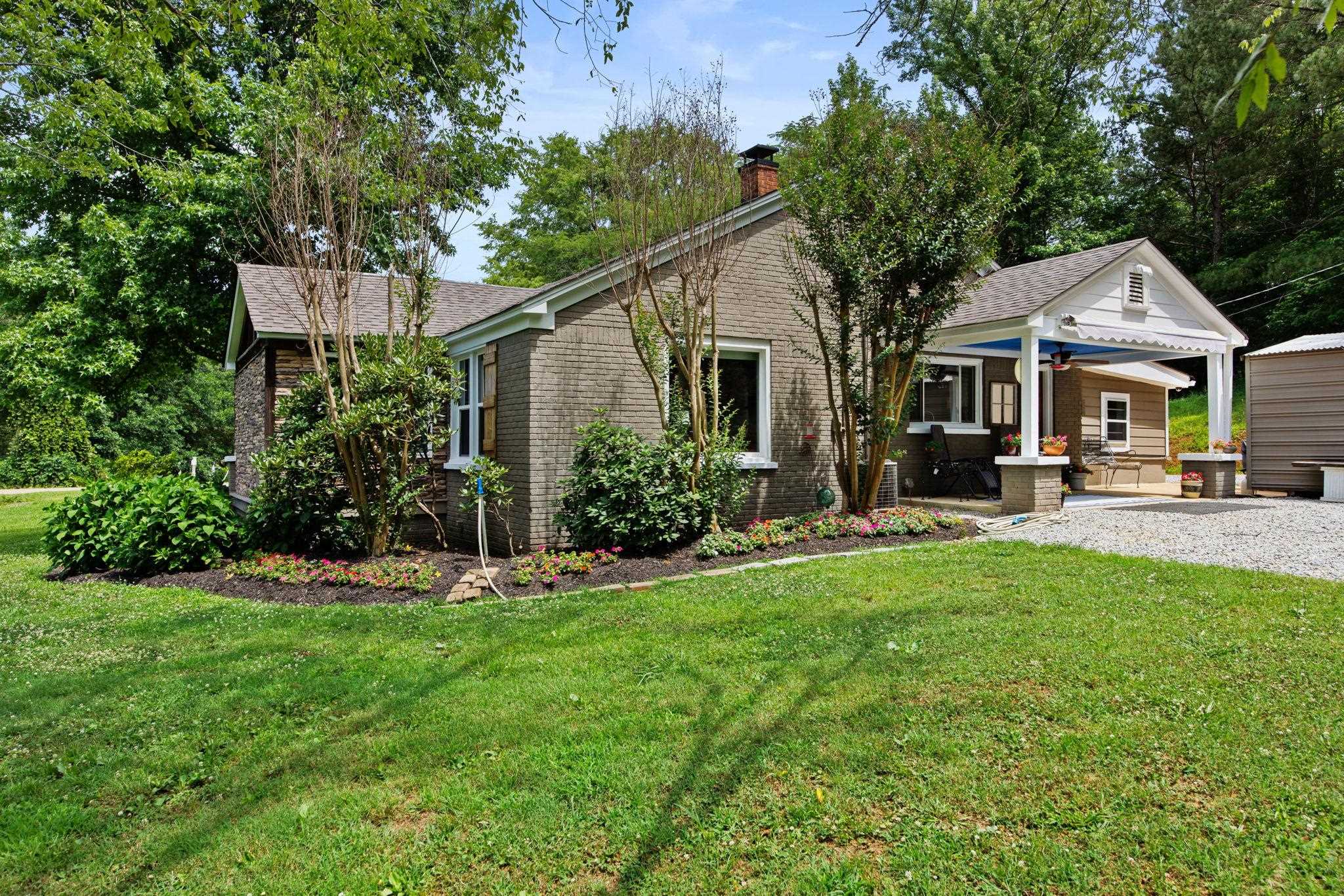 View of front facade featuring a front lawn