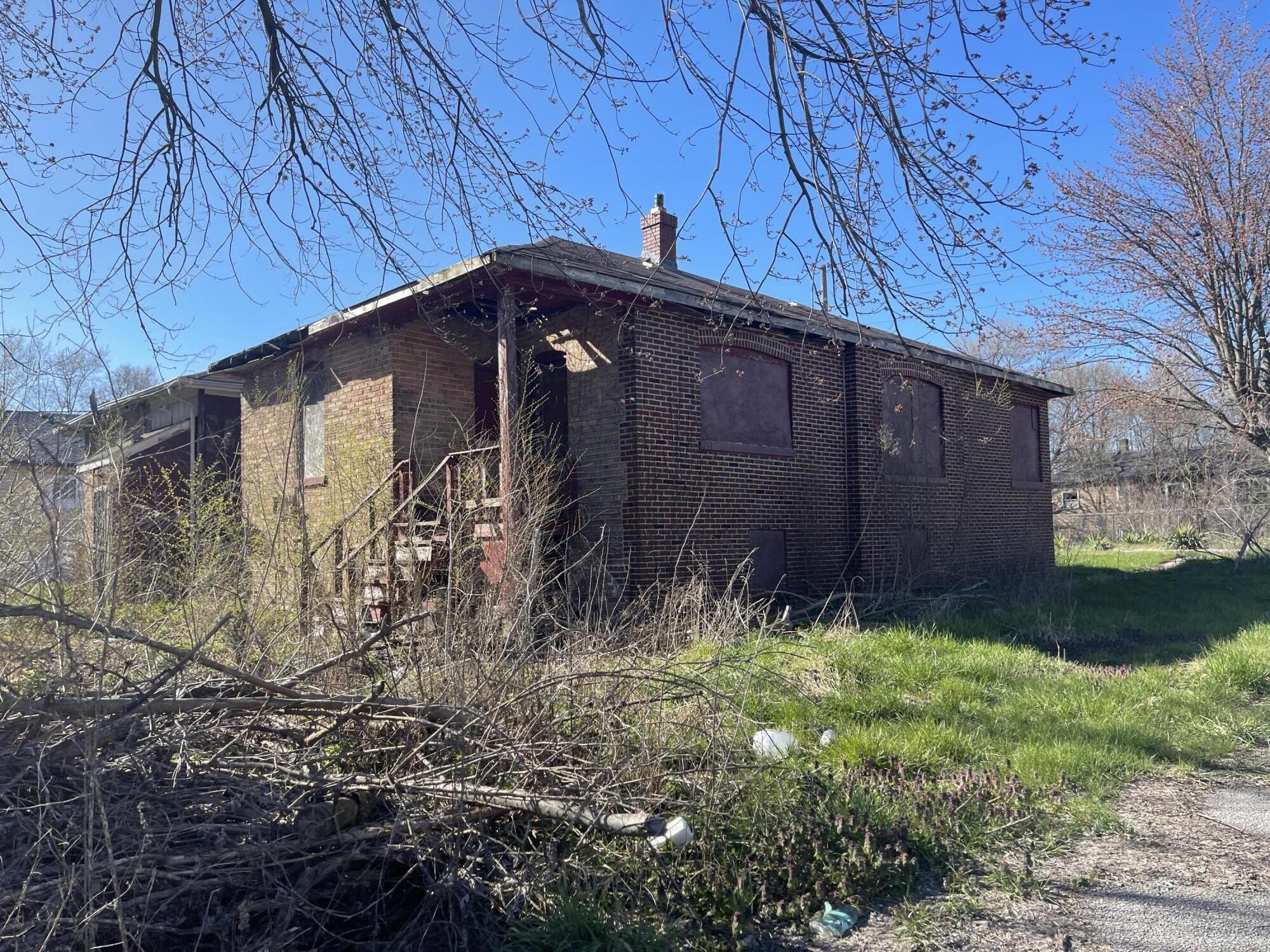 a view of a backyard