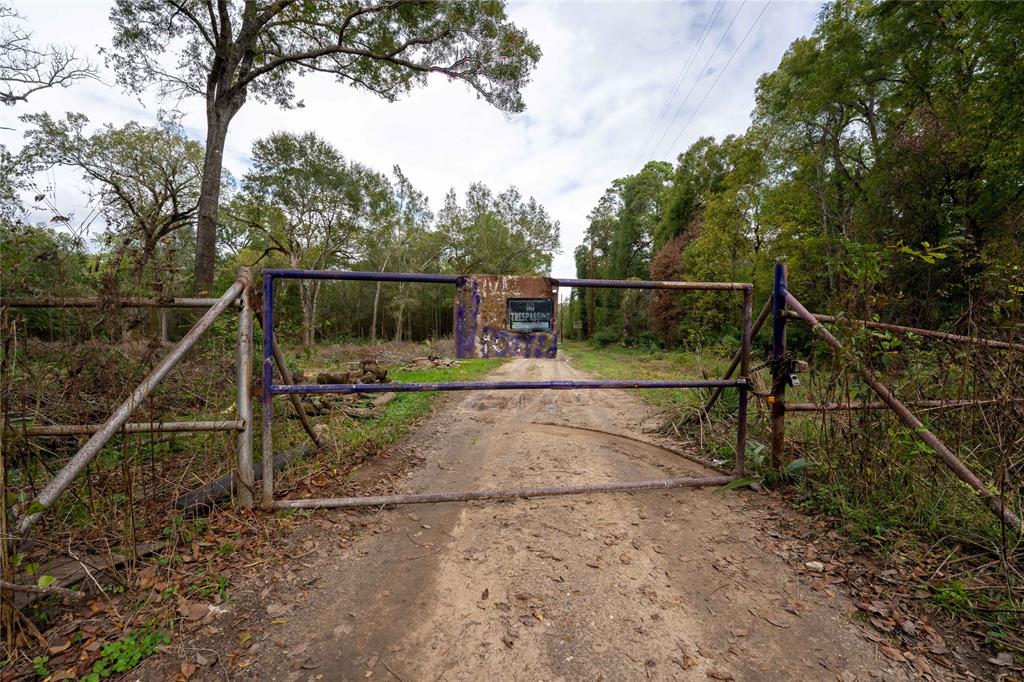 a view of yard with basket ball court