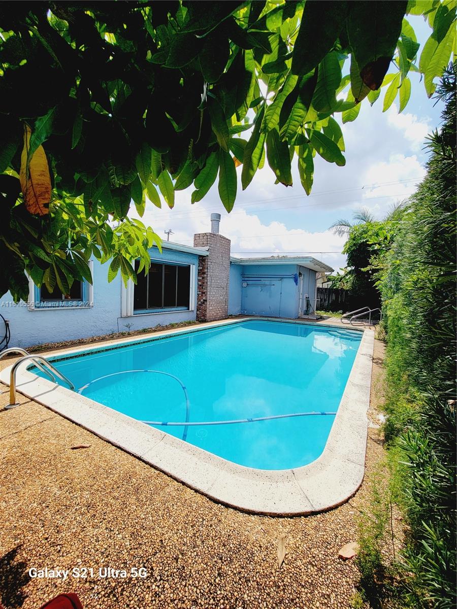 a view of a house with a backyard