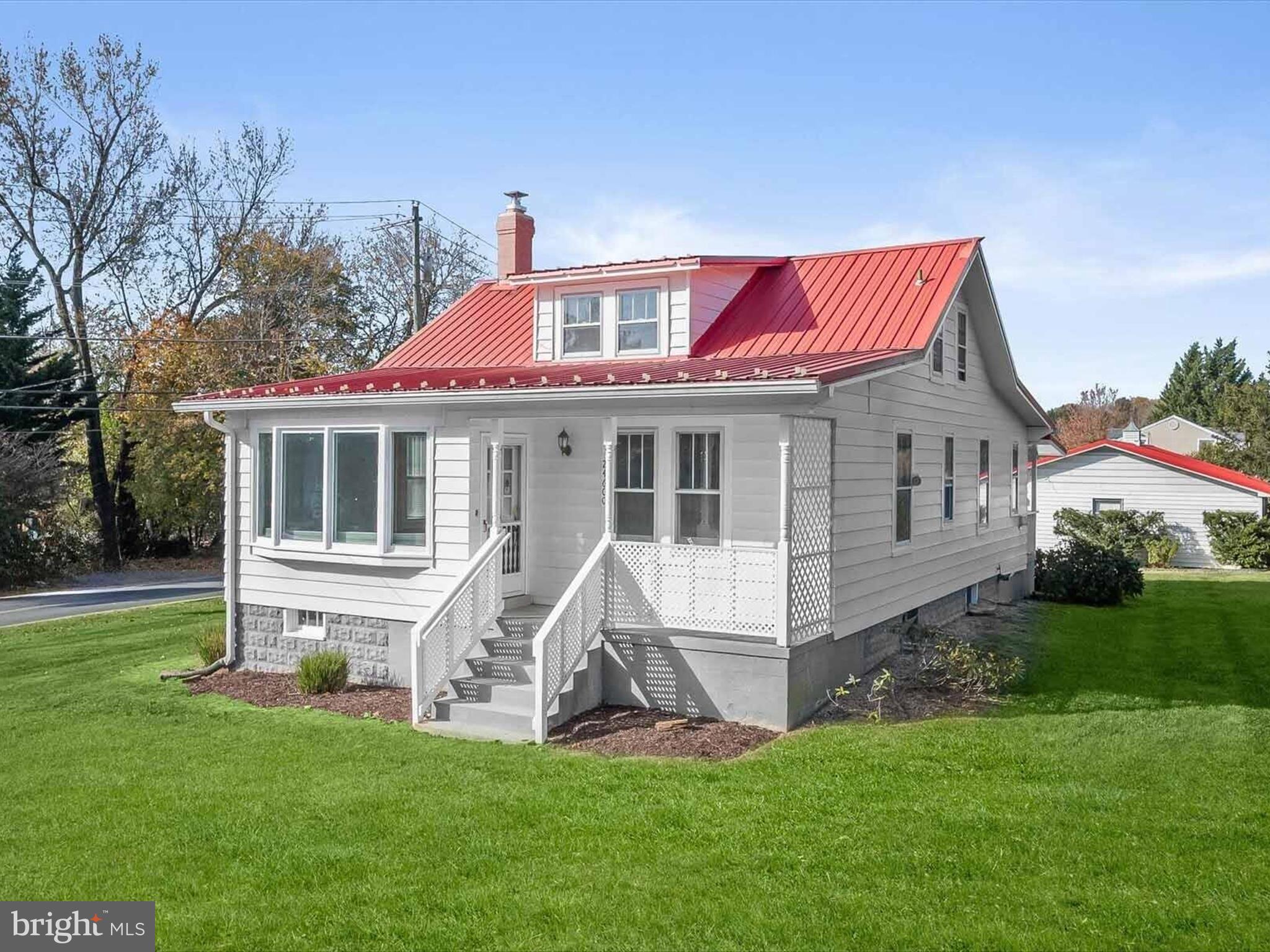 a view of a house with a backyard