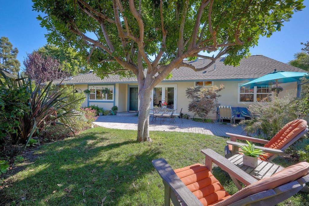 a view of a house with backyard