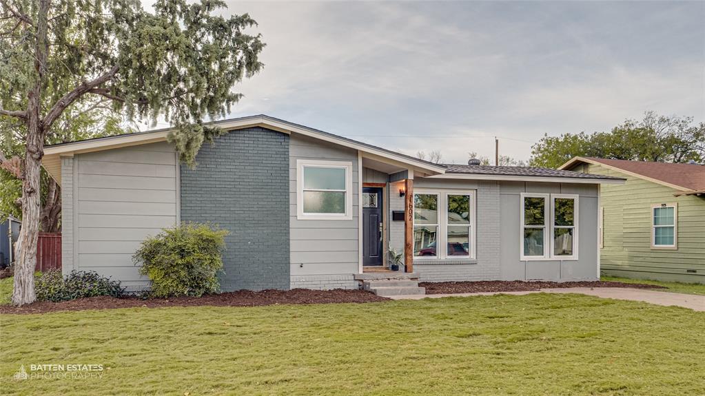 View of front of house featuring a front yard