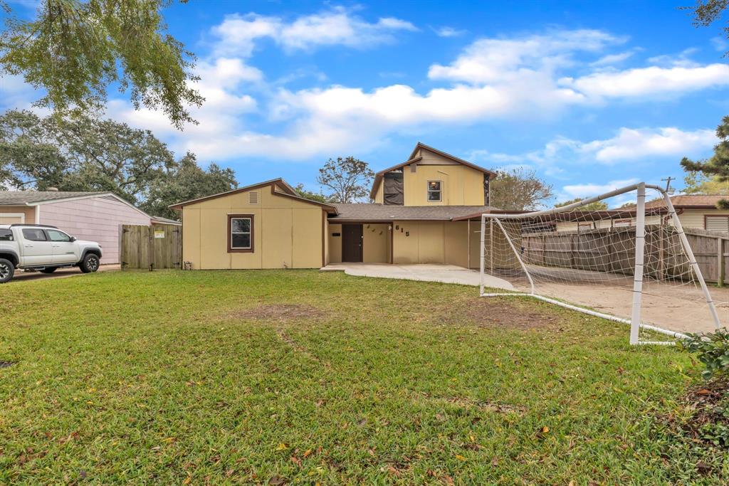 a view of an house with backyard and garden