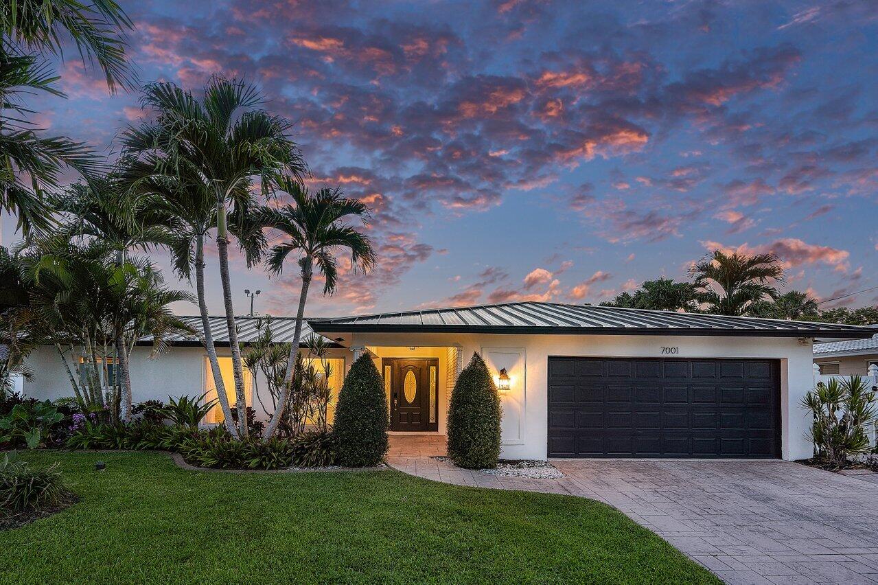 a front view of house with yard and entertaining space