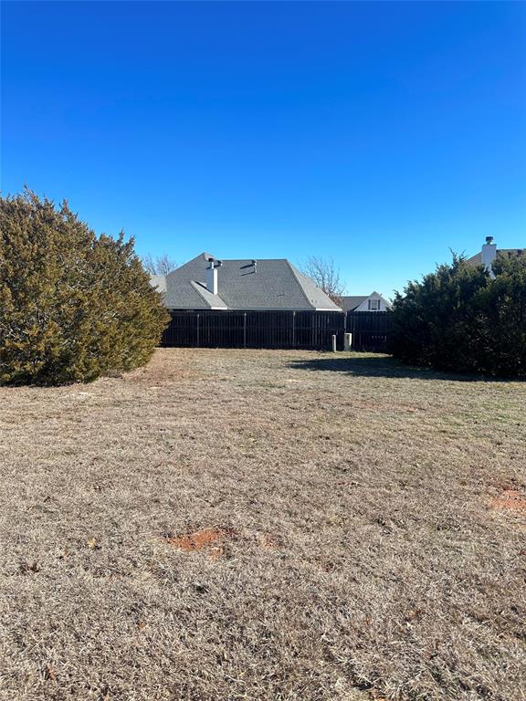 a view of yard with a large tree