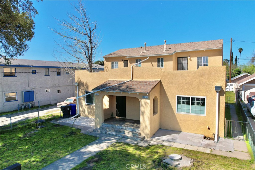 a view of a house with a yard