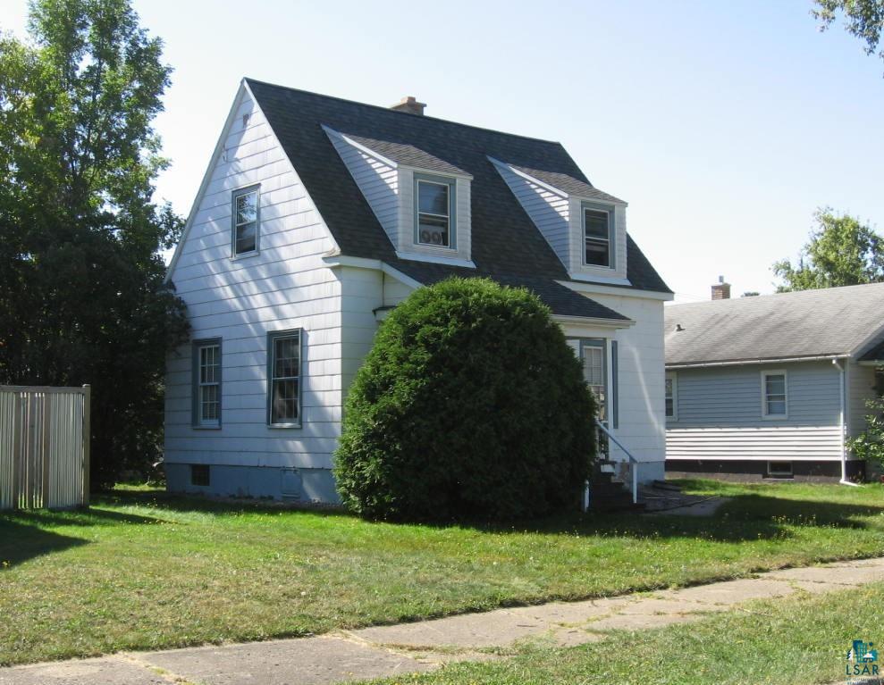 View of front facade with a front yard