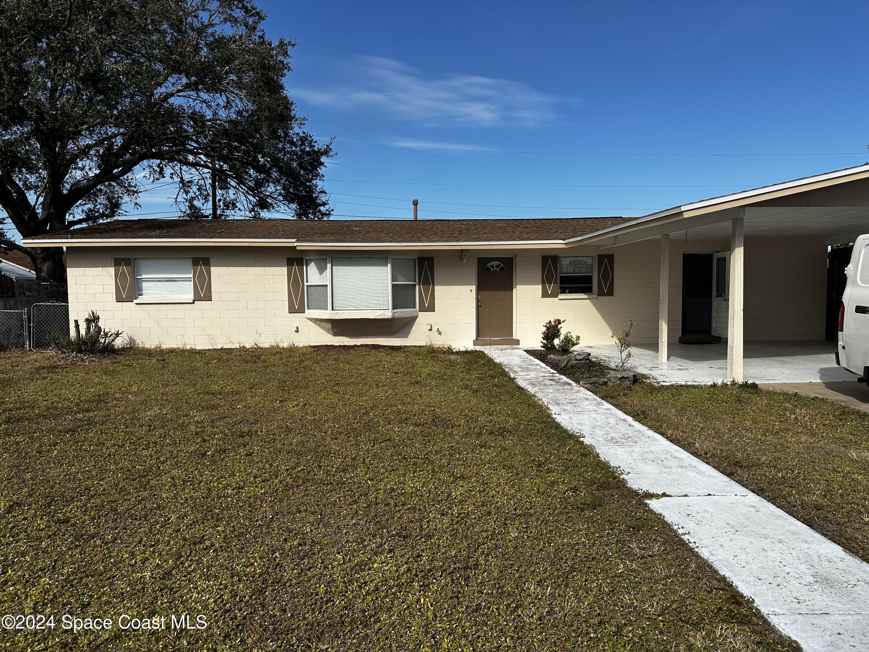 a front view of house with yard