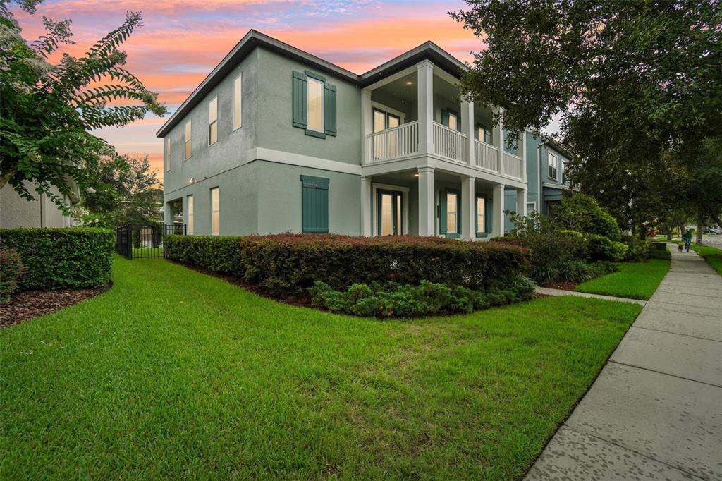 a view of a house with backyard and garden