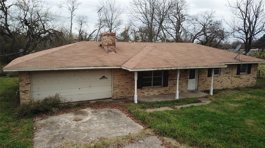 a view of a house with backyard