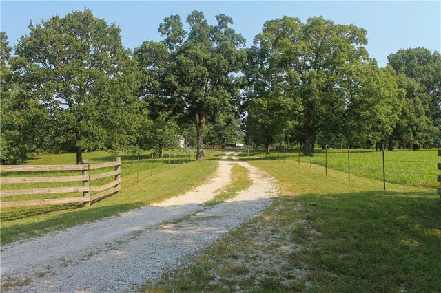 $240,000 | 11875 Southeast 400 Road | Dallas Township - St. Clair County