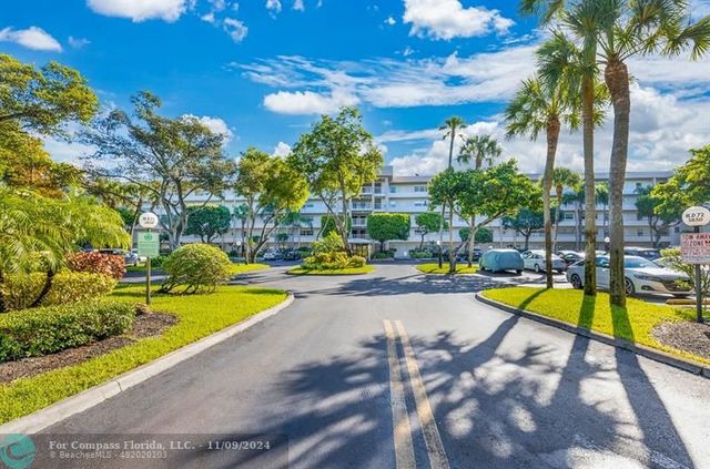 $2,600 | 3850 Oaks Clubhouse Drive, Unit 208 | Palm Aire