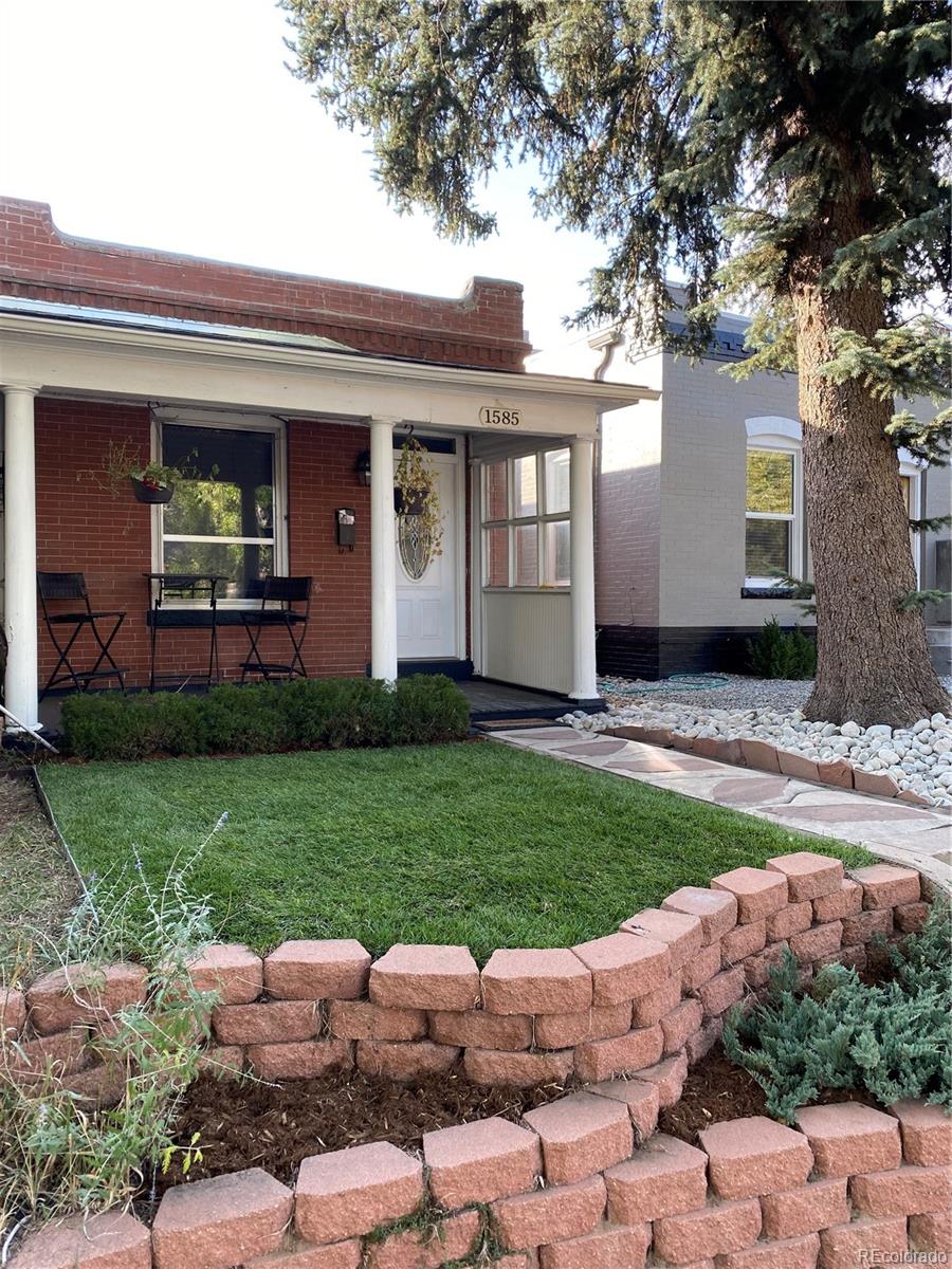 a view of a house with backyard and garden