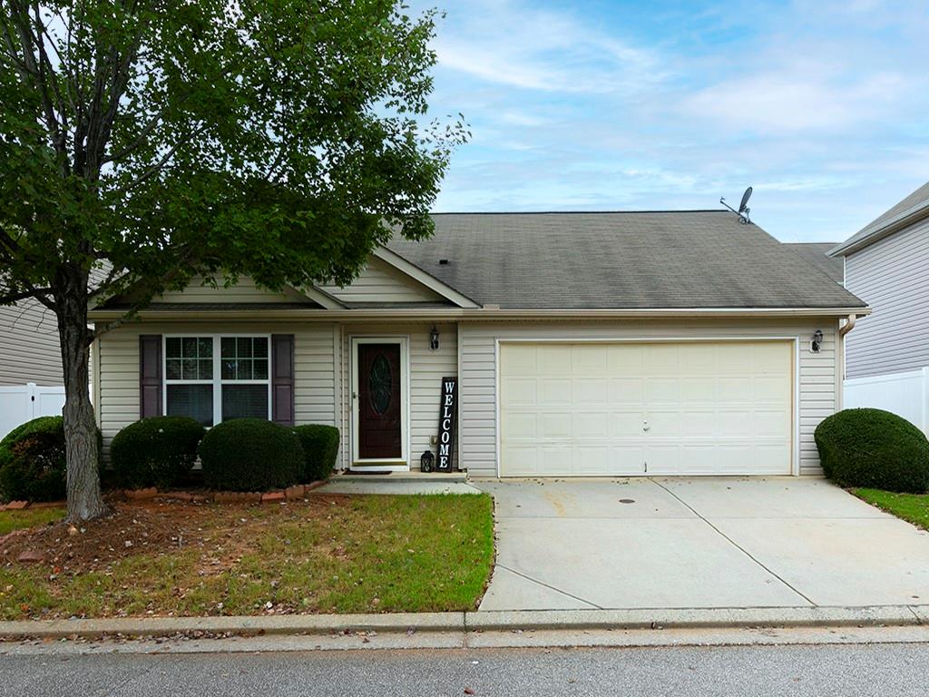 a view of a house with a yard