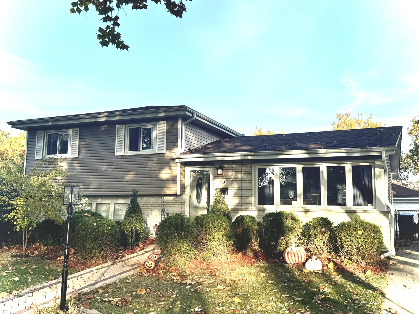 a view of a house with a yard