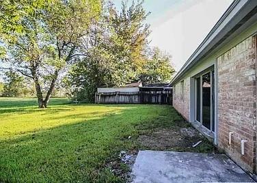 a view of a house with backyard and trees