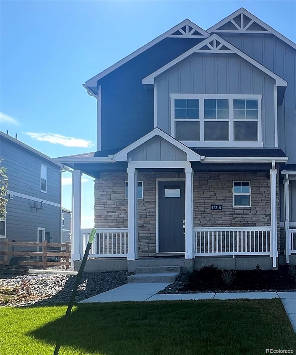 a view of front of a house with a yard