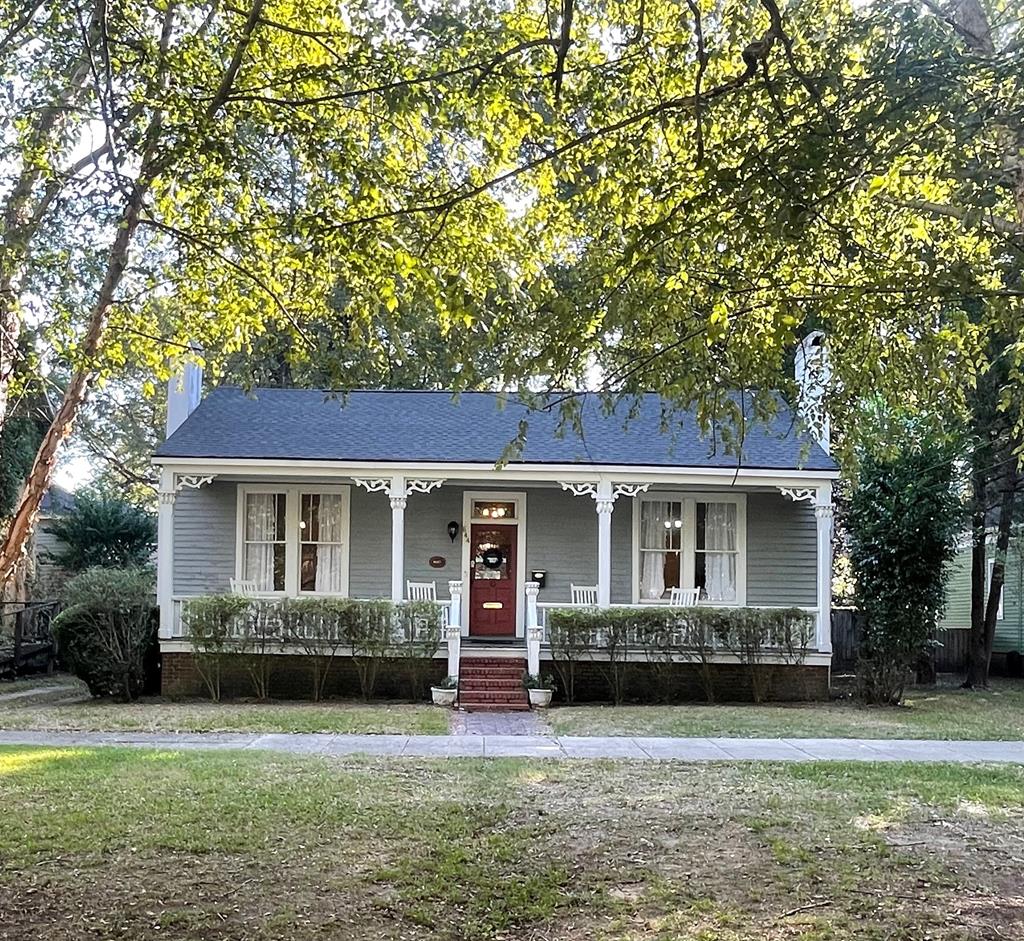 a view of house with a yard