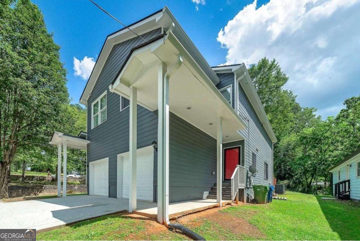 a view of a house with a yard