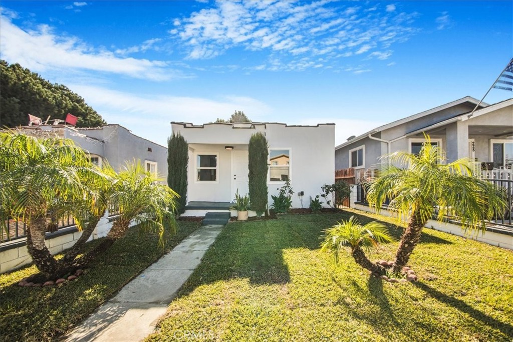 a view of a house with backyard and sitting area