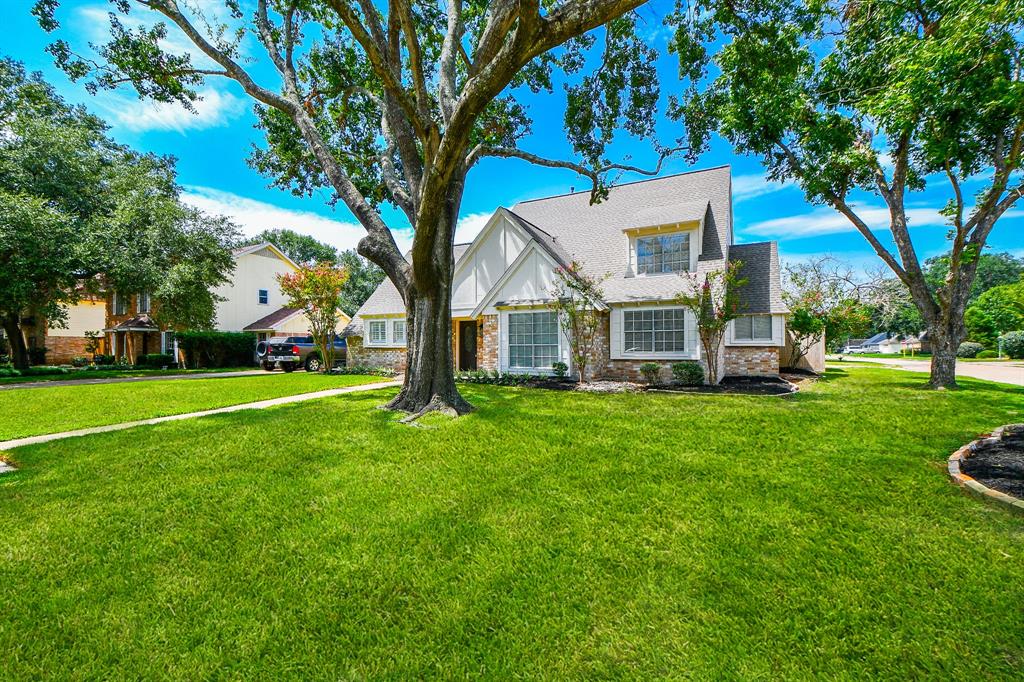 a view of a house with a yard