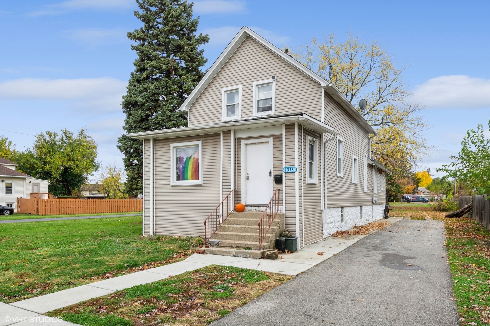 a view of a house with a yard