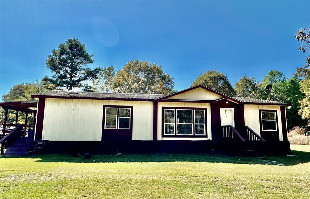 a front view of house with yard and garage