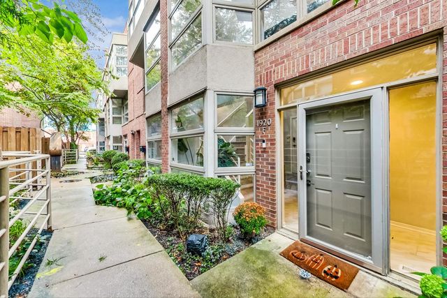 $675,000 | 1920 North Maud Avenue, Unit F | Lincoln Park