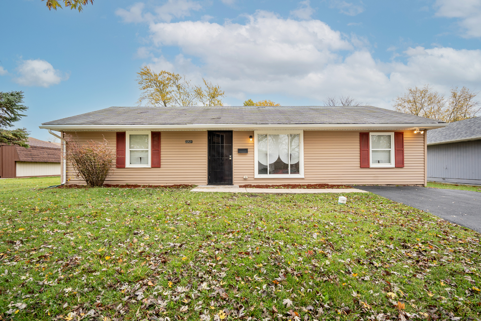 a view of a house with a yard