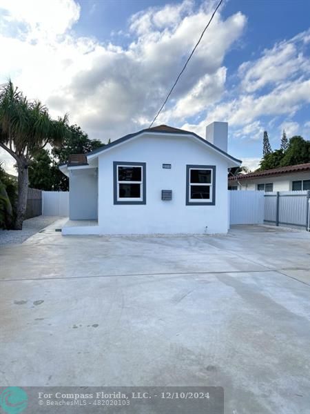 a house view with backyard space