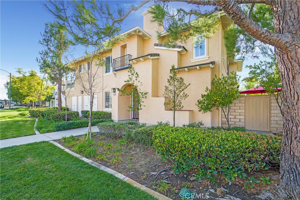 a view of a back yard of the house