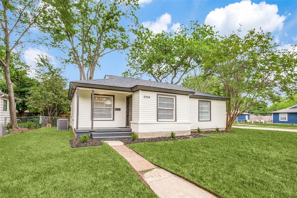 a front view of house with yard