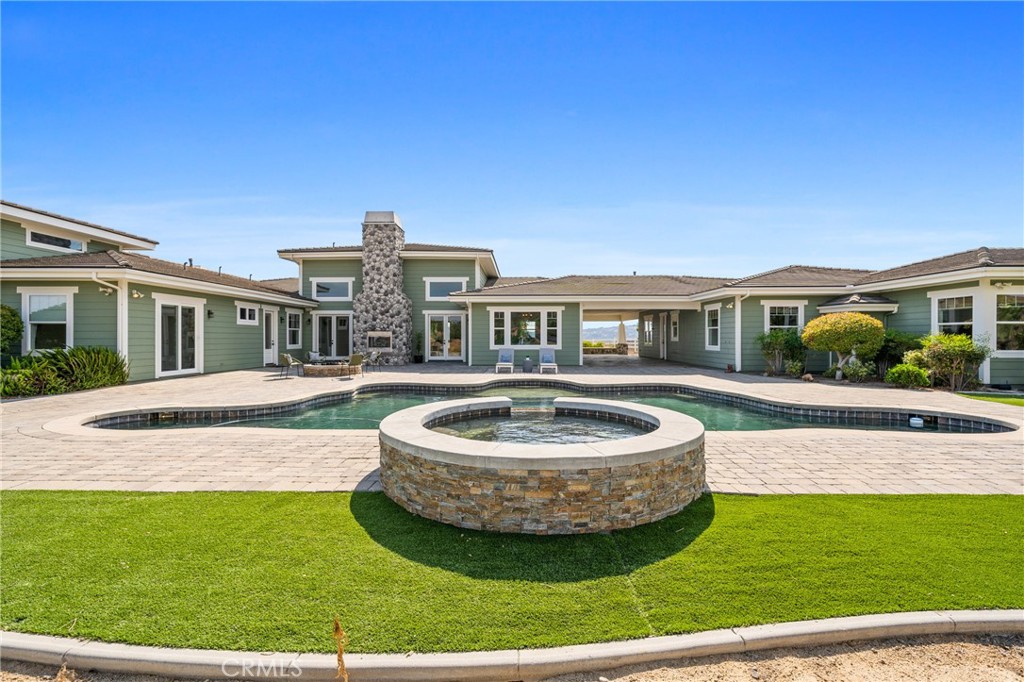 SaltWater Pool and Spa w/outdoor fire pit and Fireplace