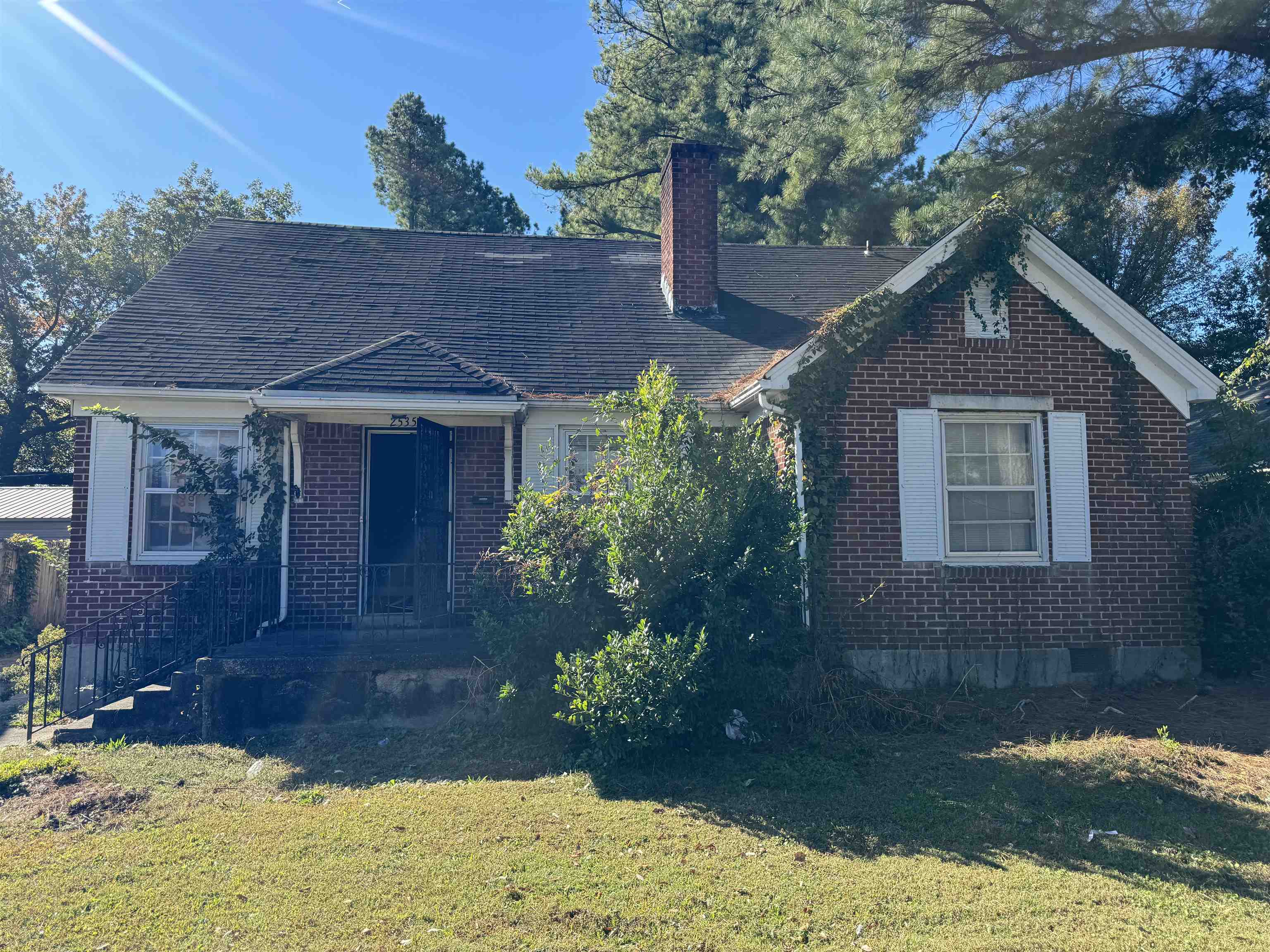 View of front of house featuring a front lawn