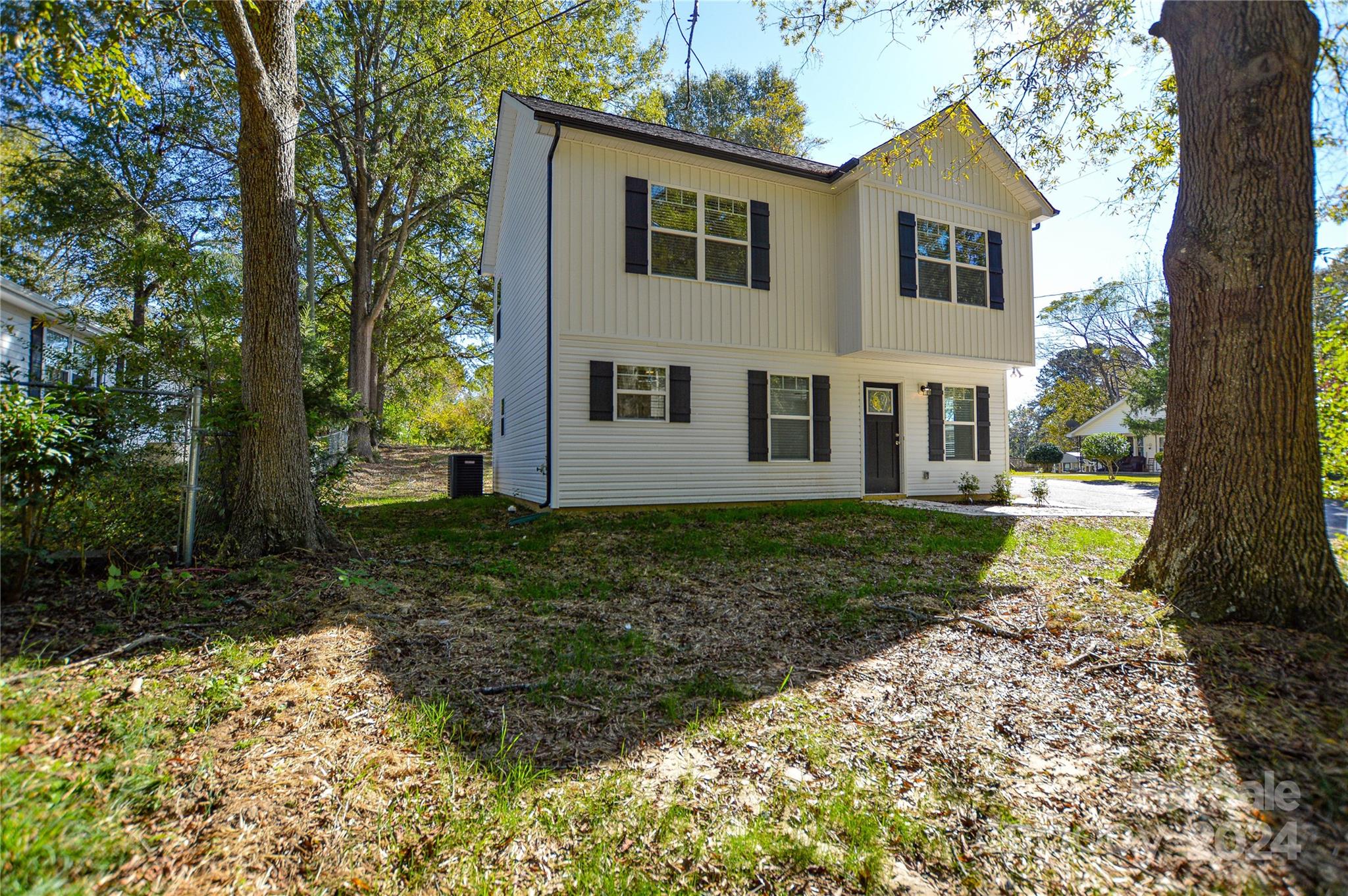 a view of a house with a yard