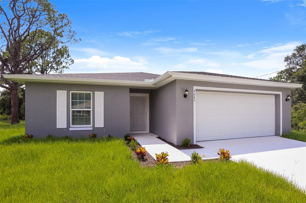 a view of a house with backyard and garden