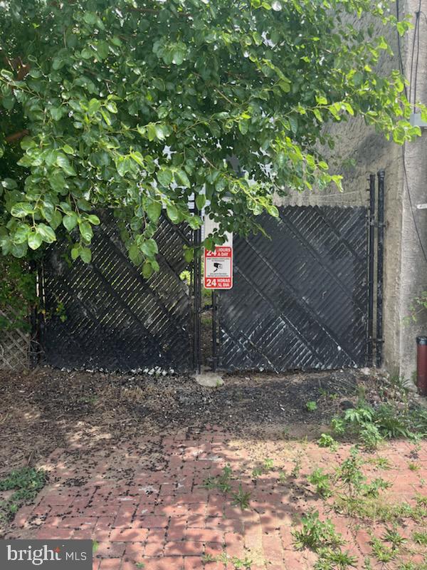 a flag is sitting in the middle of a yard