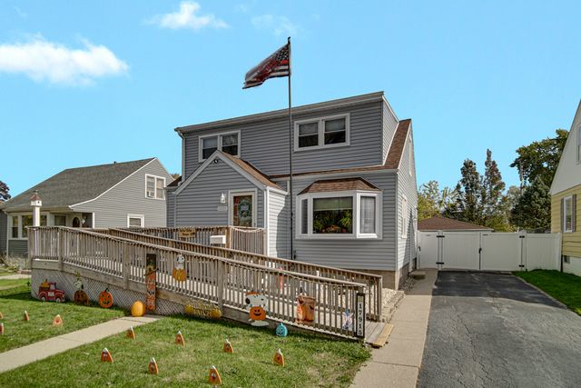 $339,999 | 17915 Escanaba Avenue | Lansing