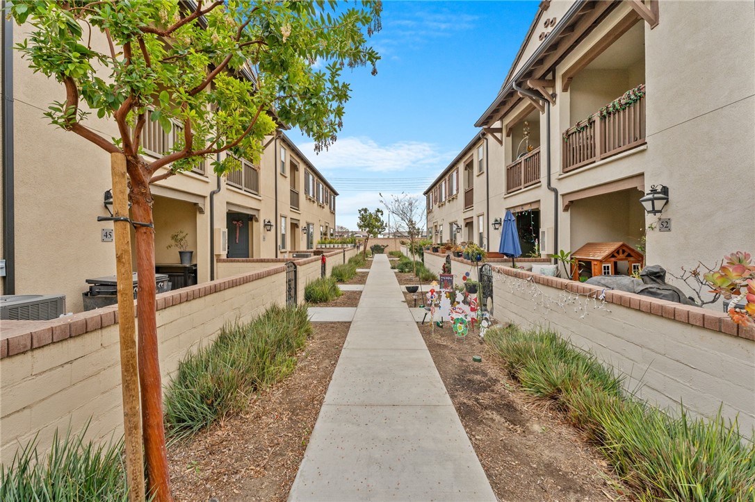 a view of a yard in front of the house