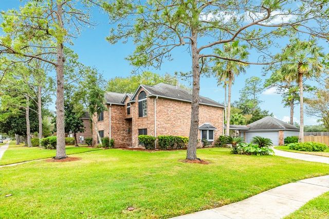 $600,000 | 1405 Silverleaf Drive | Friendswood