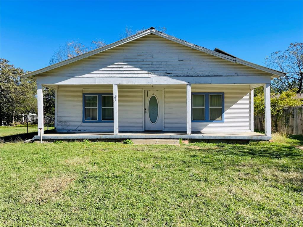 a view of a house with backyard