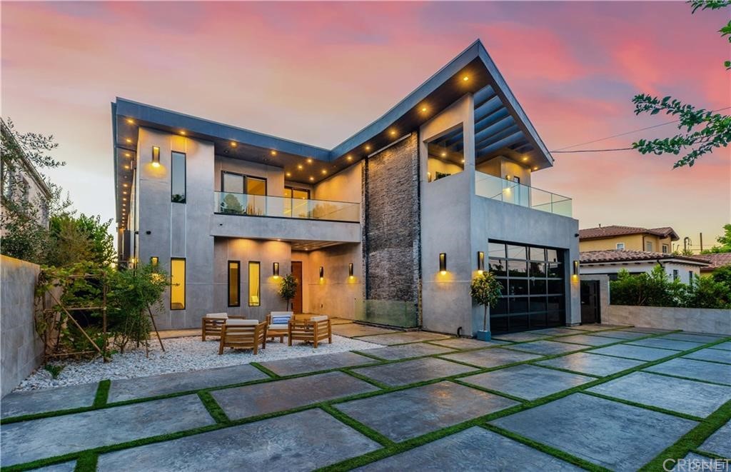 a view of house with a outdoor space