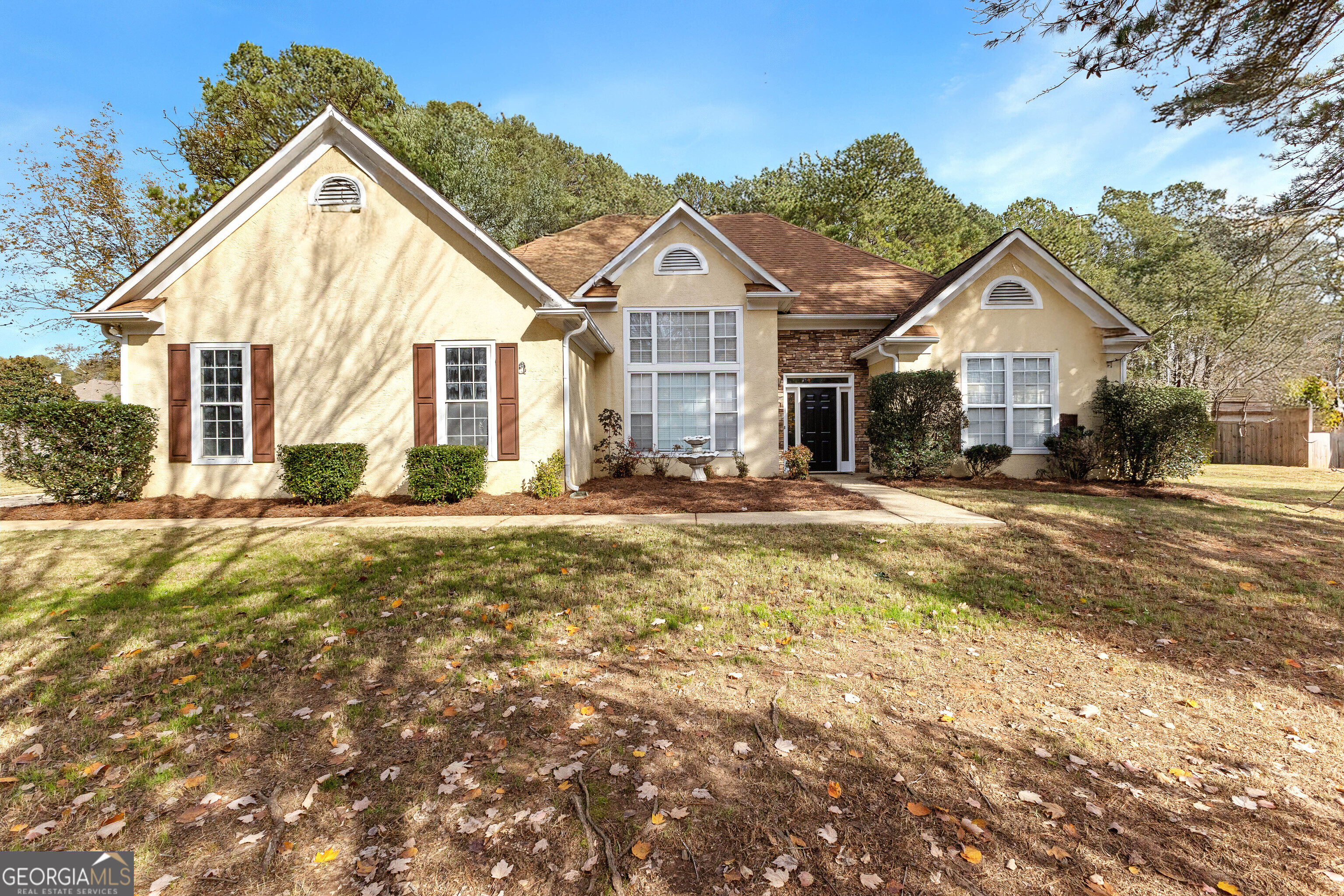 a view of a house with a yard