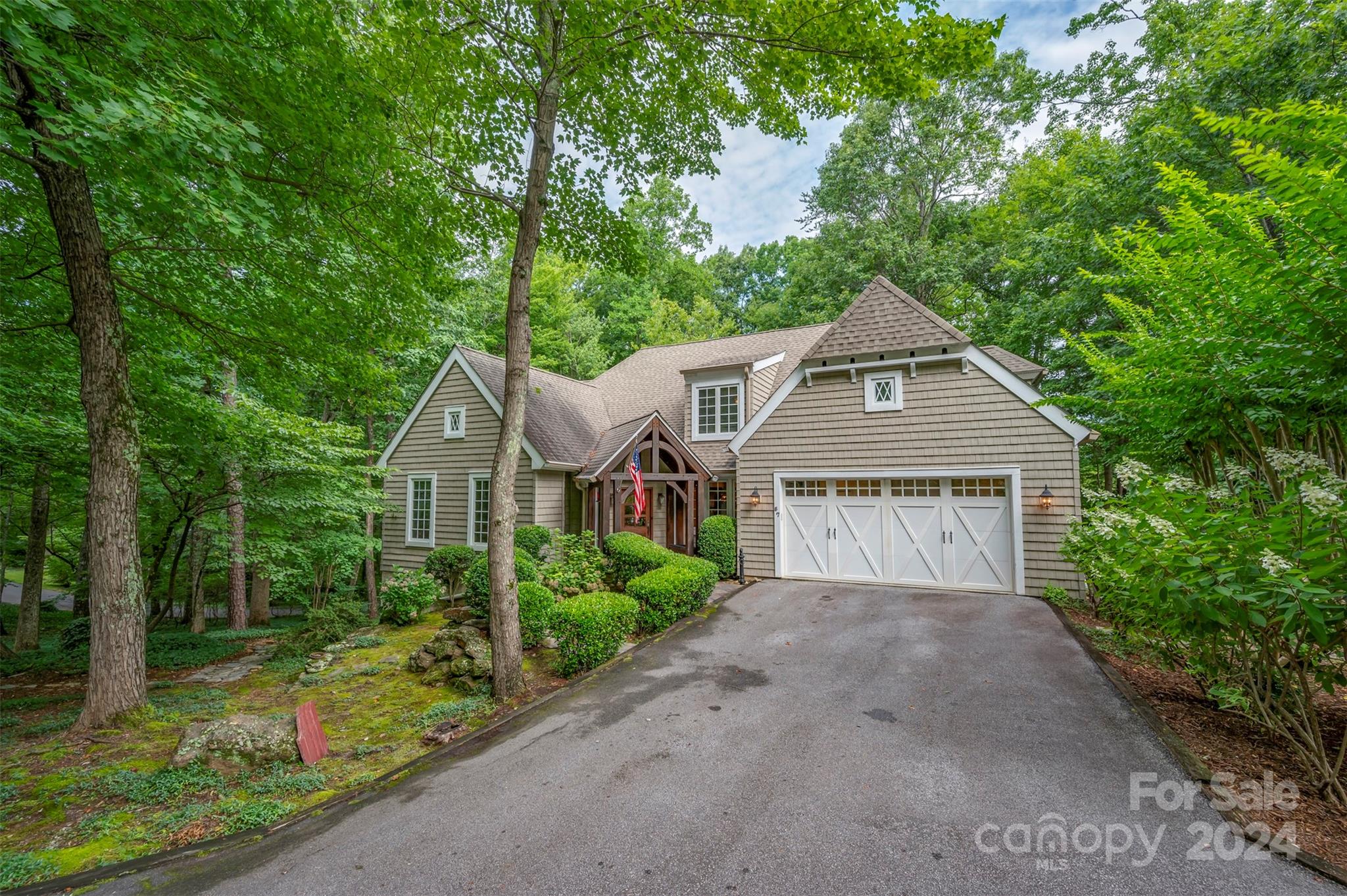 a view of a big yard in front of house