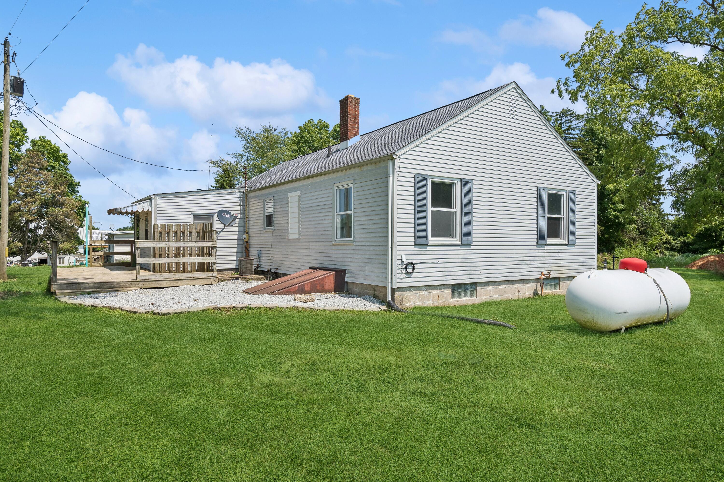 a view of a house with backyard