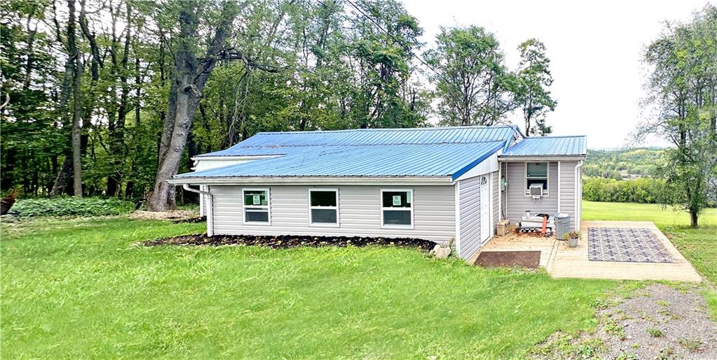 a view of a house with backyard and garden