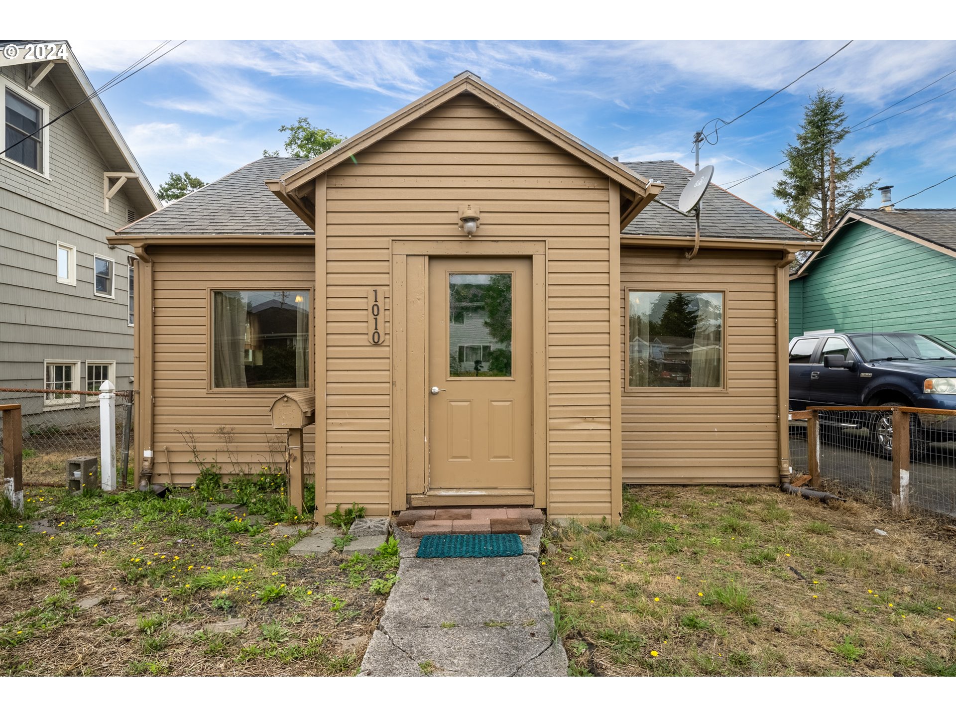 a view of a house with a yard