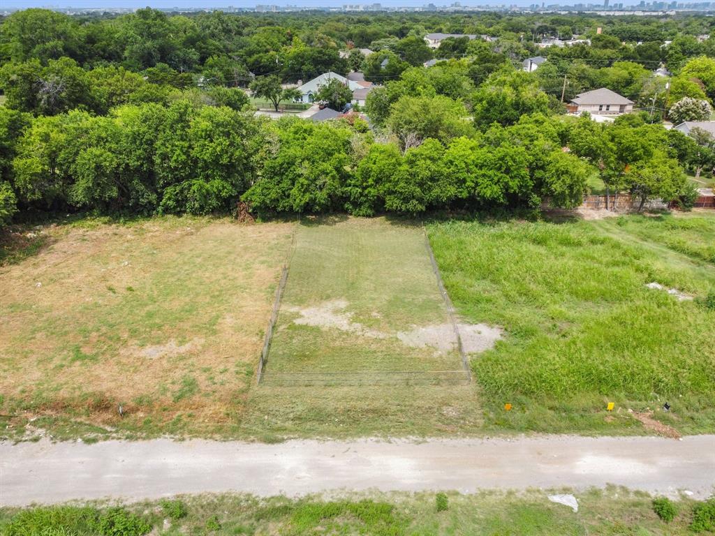 a view of yard with green space