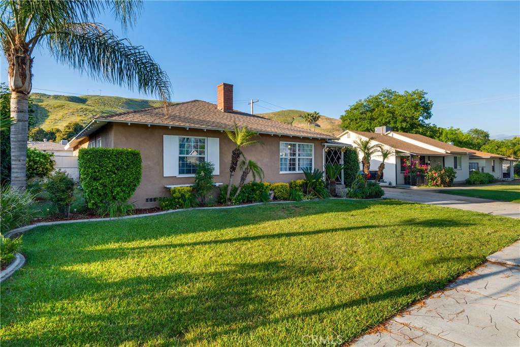 a view of a house with a yard